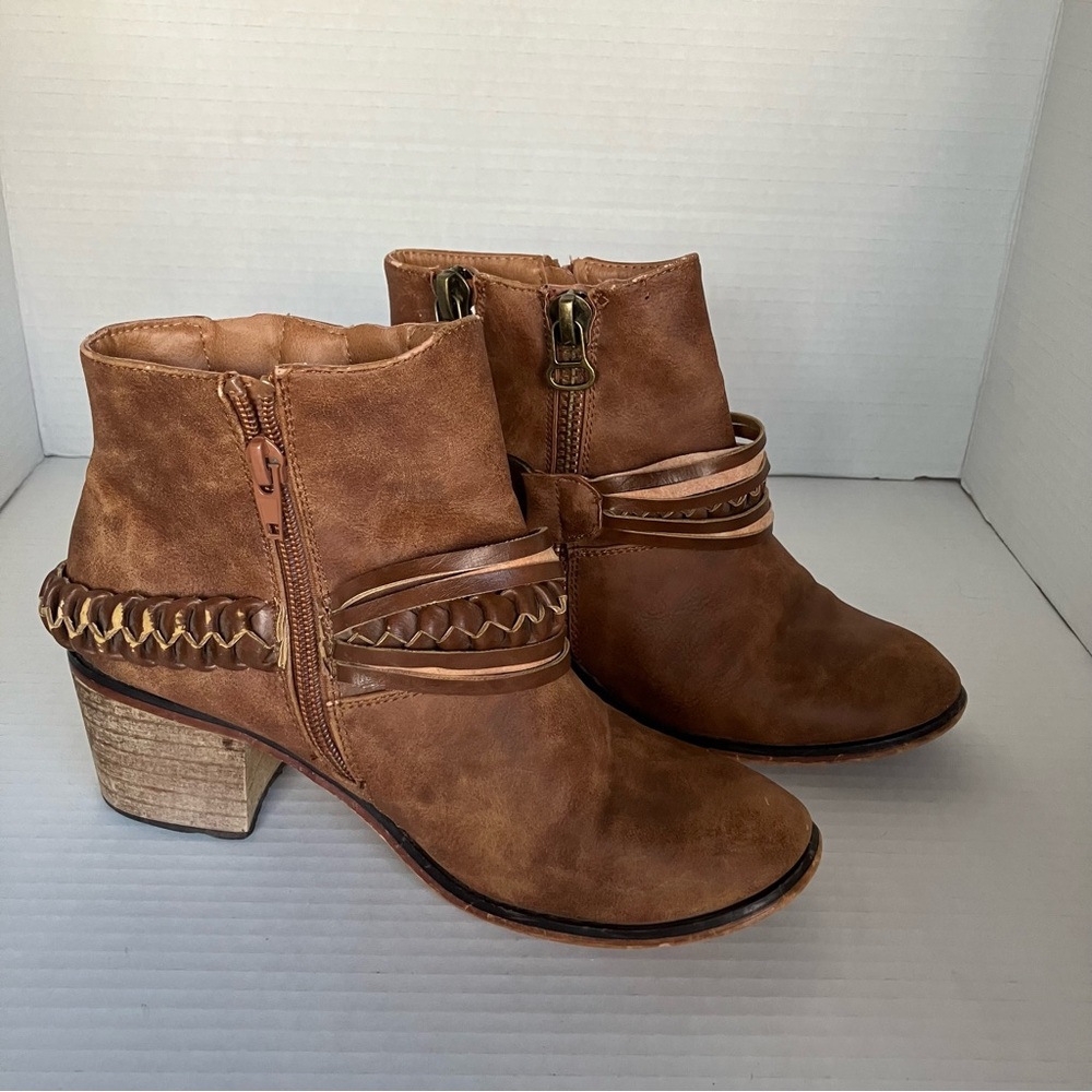 Blazin Roxx Tan Ankle Boots with zipper and Braided‎ Detail